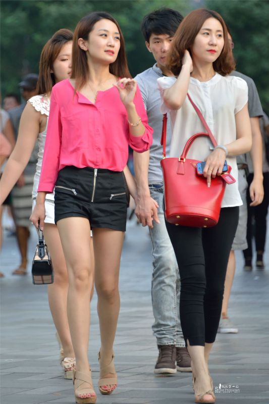 长发美女闺蜜街拍秀迷人大长腿