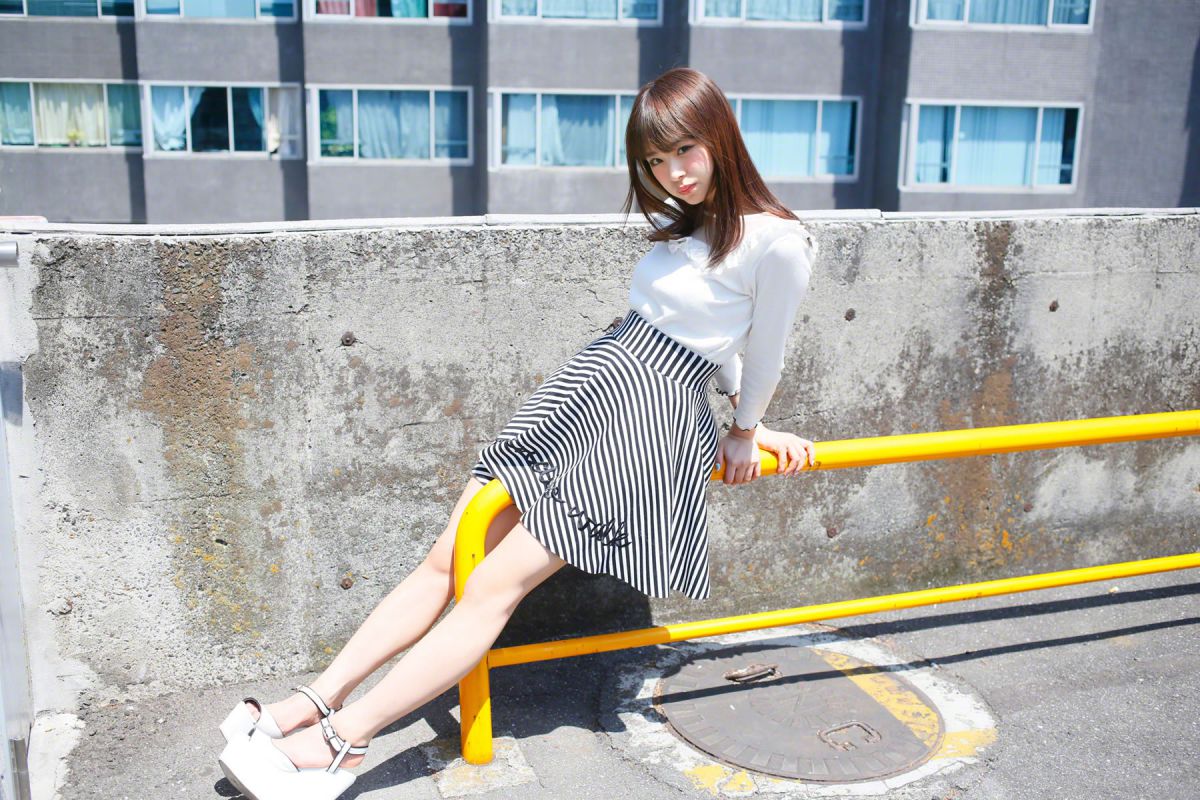 日本女优佐藤利奈超短裙街拍大片