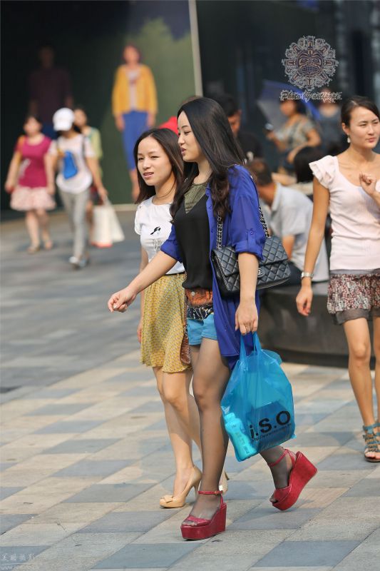 长发美女闺蜜街拍秀迷人大长腿
