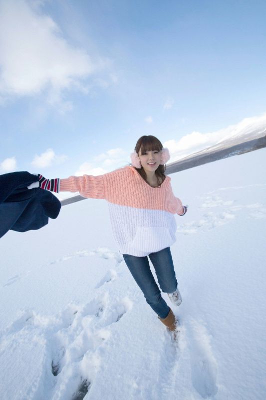 日本丰满少女筱崎爱室内诱人写照