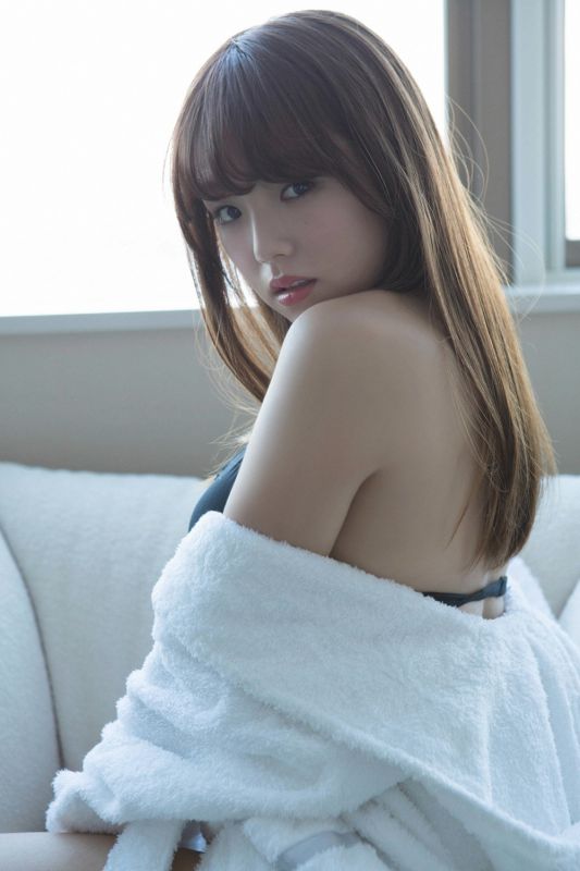 日本丰满少女筱崎爱室内诱人写照
