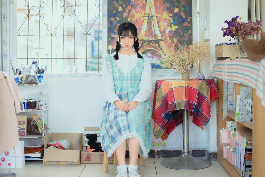 90后素颜美女室内小清新美照