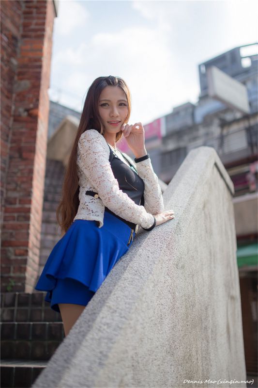 清纯校花蔡译心街头写真秀骨感身材