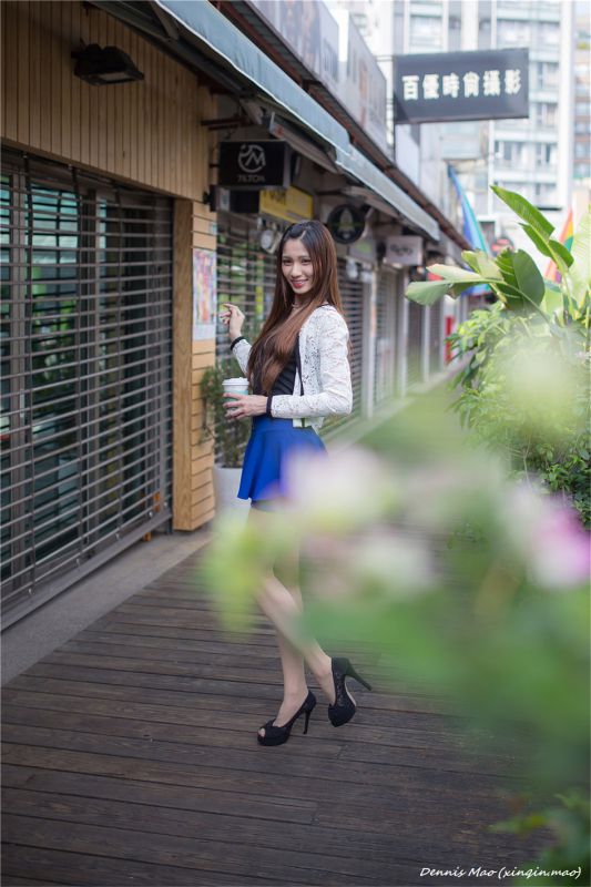 清纯校花蔡译心街头写真秀骨感身材