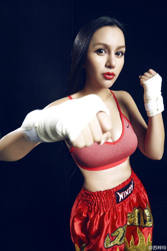 巨乳美女苏梓玲泳池比基尼诱惑图片