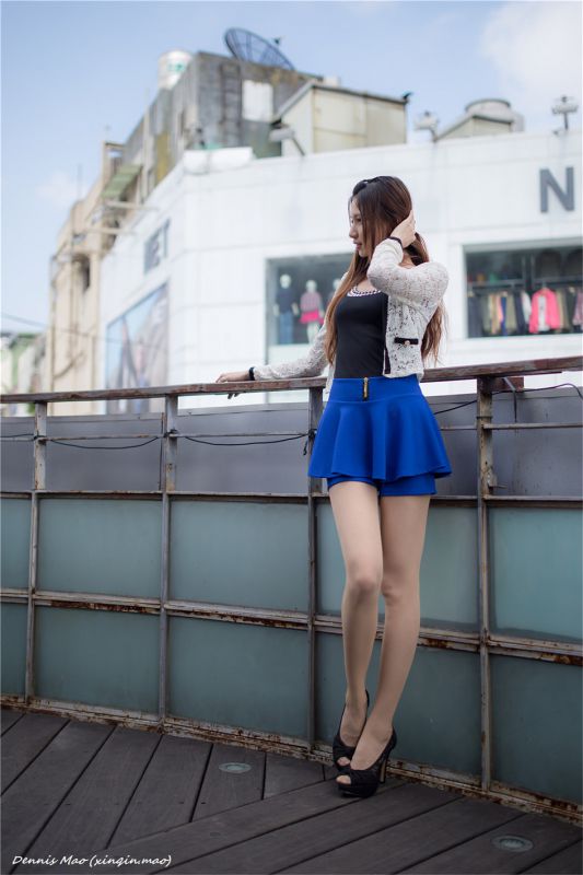 清纯校花蔡译心街头写真秀骨感身材