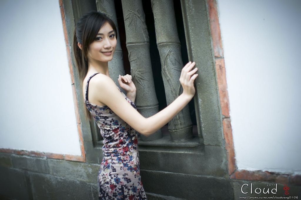 台湾超短裙美女Emily户外清纯可人美照