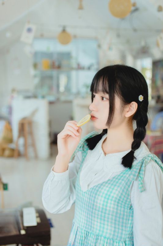 90后素颜美女室内小清新美照