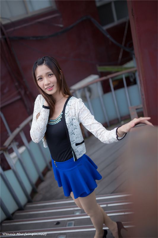 清纯校花蔡译心街头写真秀骨感身材