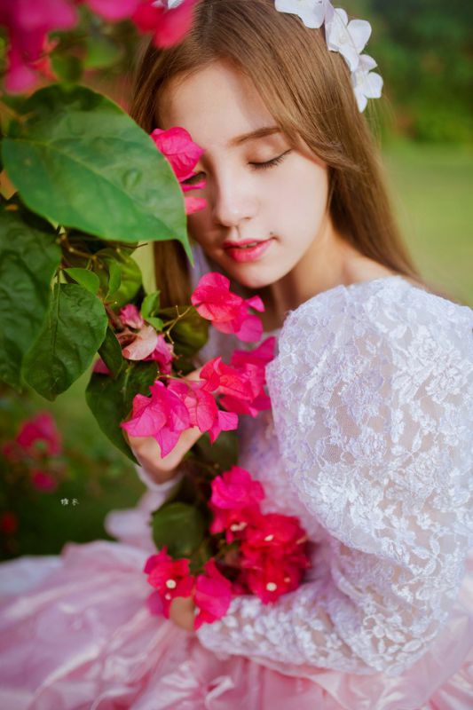 90后少女户外写真宛若森林公主