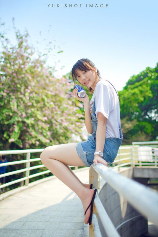 清纯萌妹子夏日牛仔背带裤写真图片