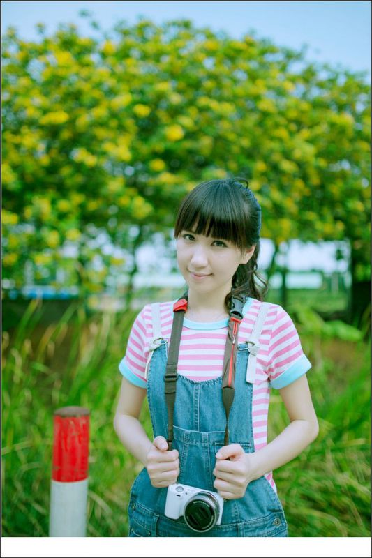 牛仔背带裤萌妹子清纯唯美外拍照