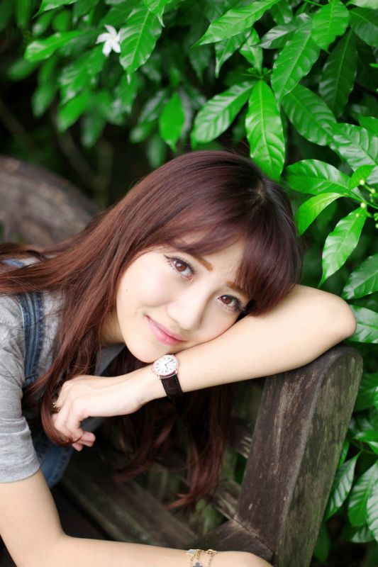 牛仔背带裤女孩户外清纯唯美图片