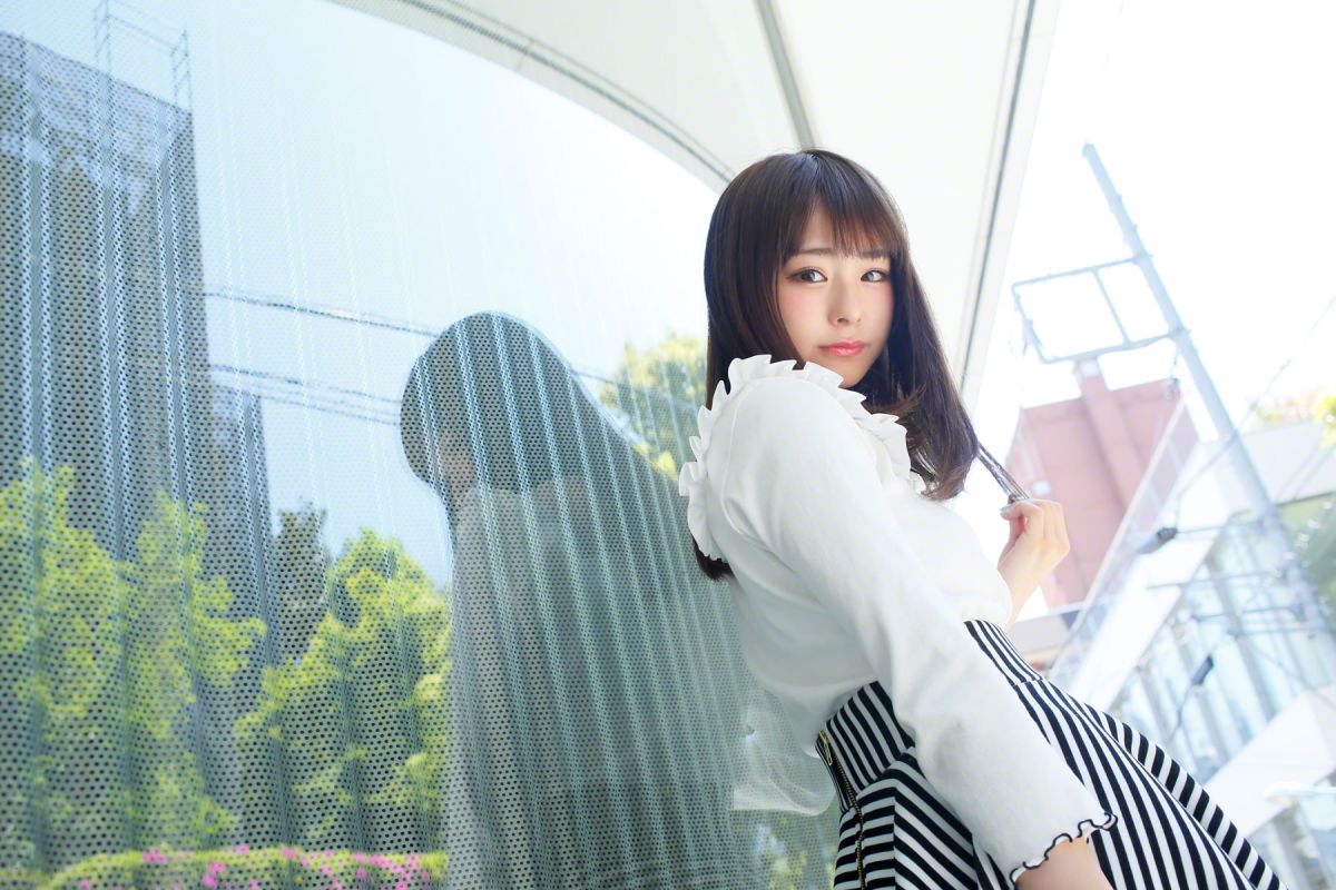 日本女优佐藤利奈超短裙街拍大片