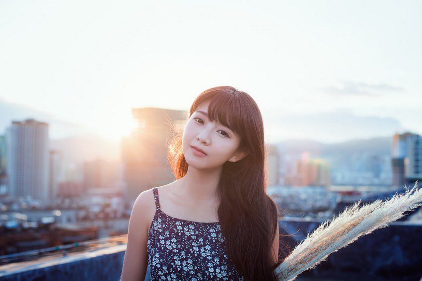 长发美女天台碎花连衣裙唯美写真大片