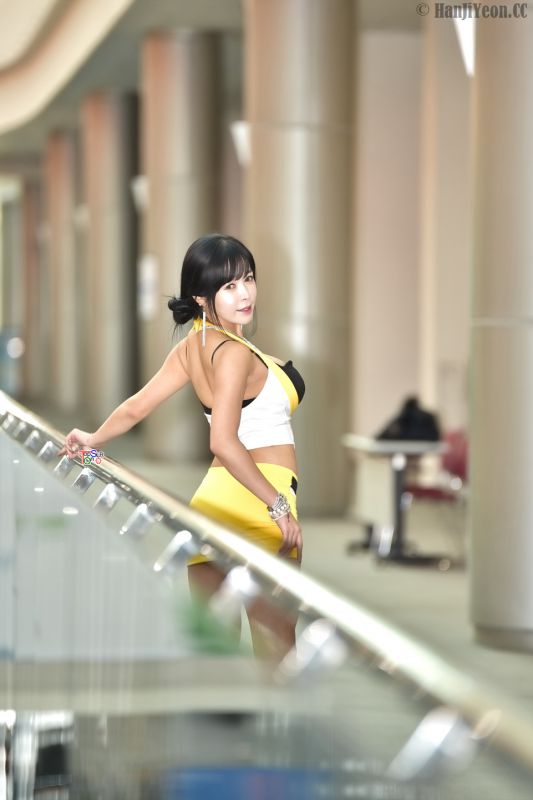 韩国车模赵恩河车展性感写真露大胸图片