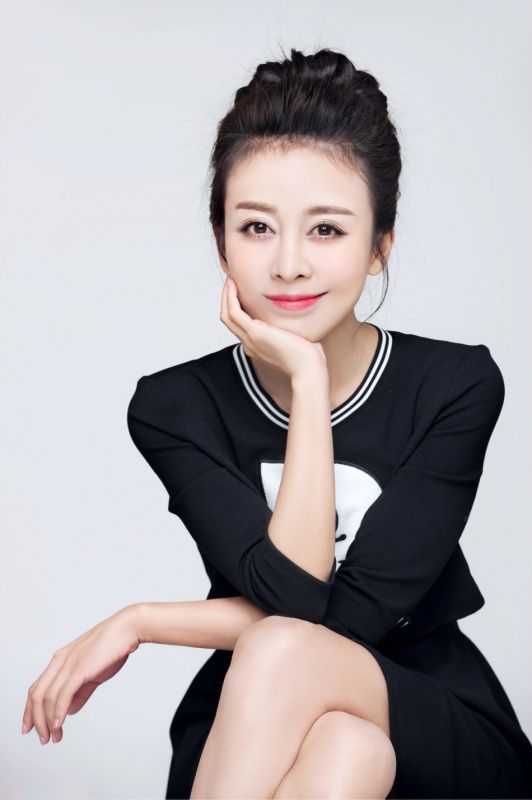 贾媛媛丸子头靓丽新年写真图片