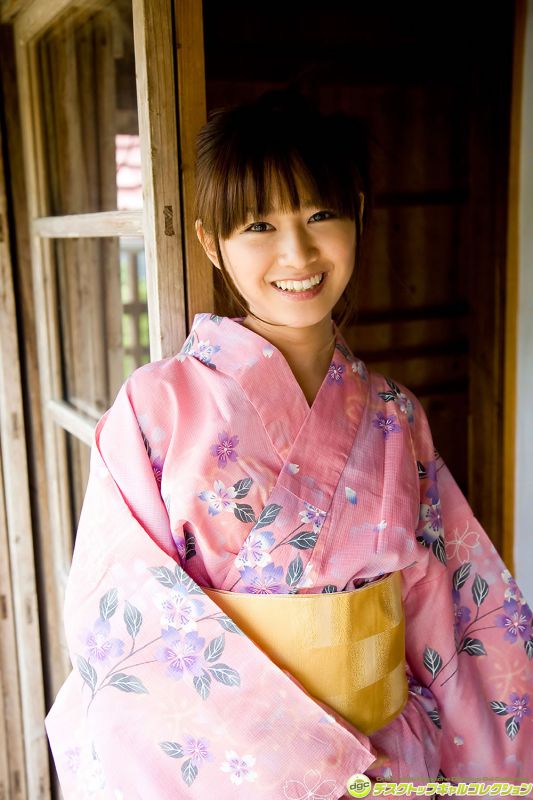 日本少女镰田奈津美户外性感写真照