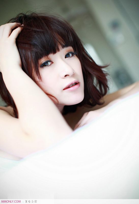 台湾黑色内衣美女私房诱惑写真