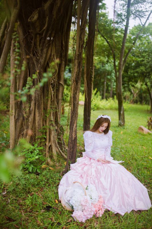 90后少女户外写真宛若森林公主
