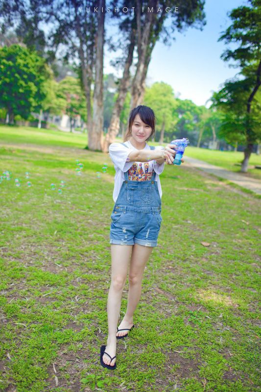清纯萌妹子夏日牛仔背带裤写真图片
