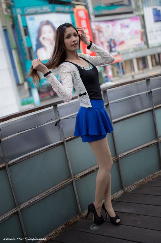 清纯校花蔡译心街头写真秀骨感身材