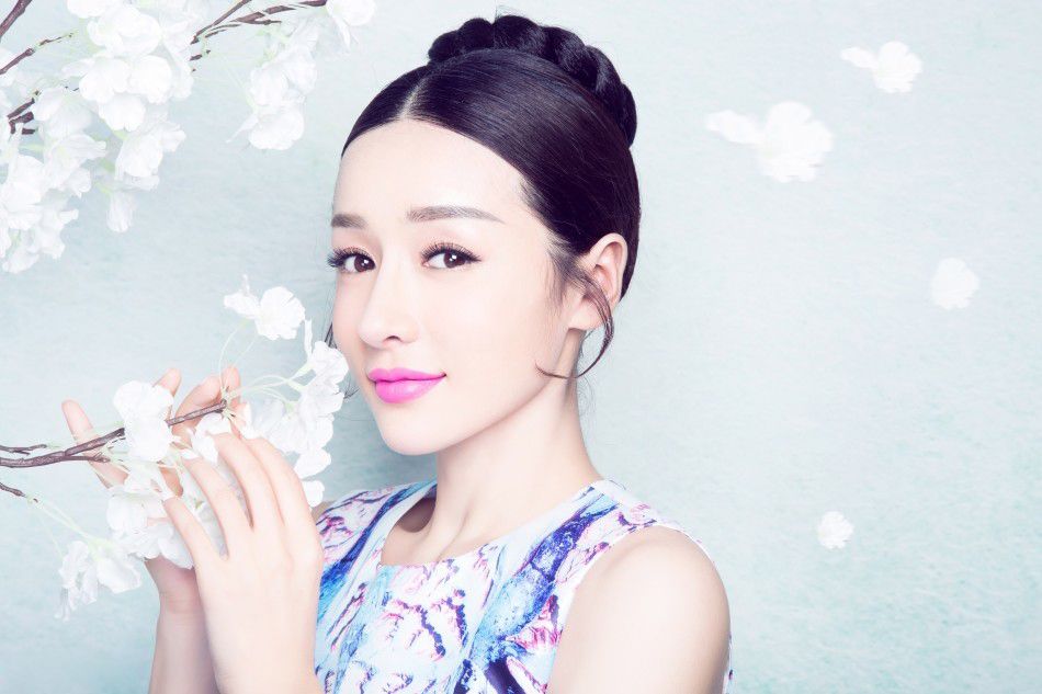 靓丽美女何彦霓春日俏皮写真大片
