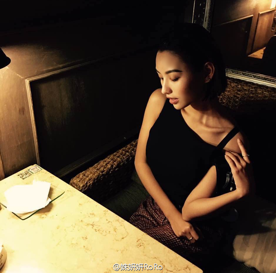 短发网红美女姝妍妍RoRo性感诱惑写真