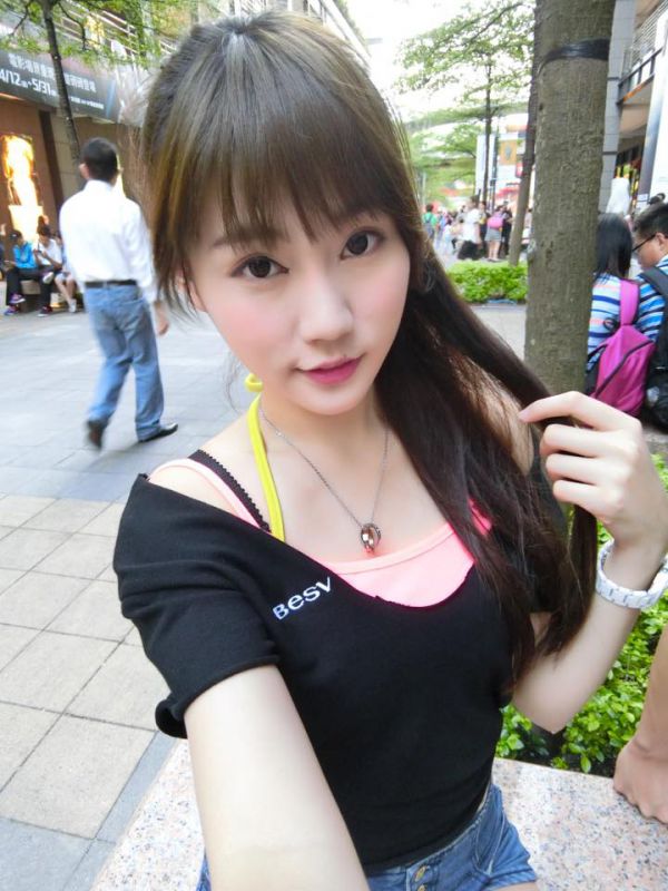 极品校花林珈伊俏皮可爱自拍照