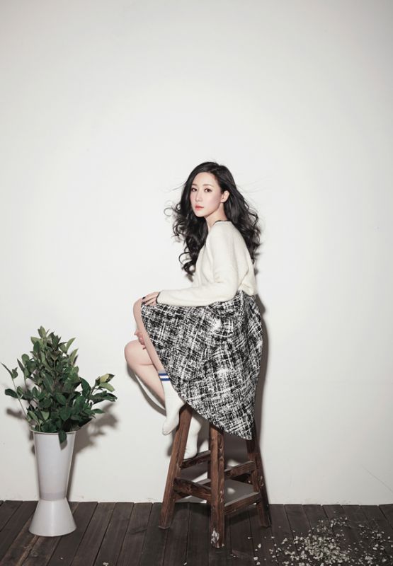 刘梓妍清新亮丽写真尽显优雅女性范