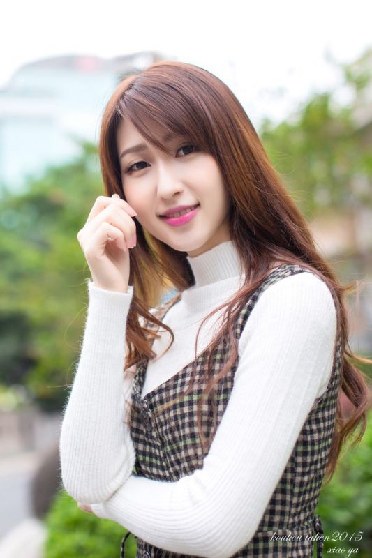 邻家女孩户外写真展甜美笑容