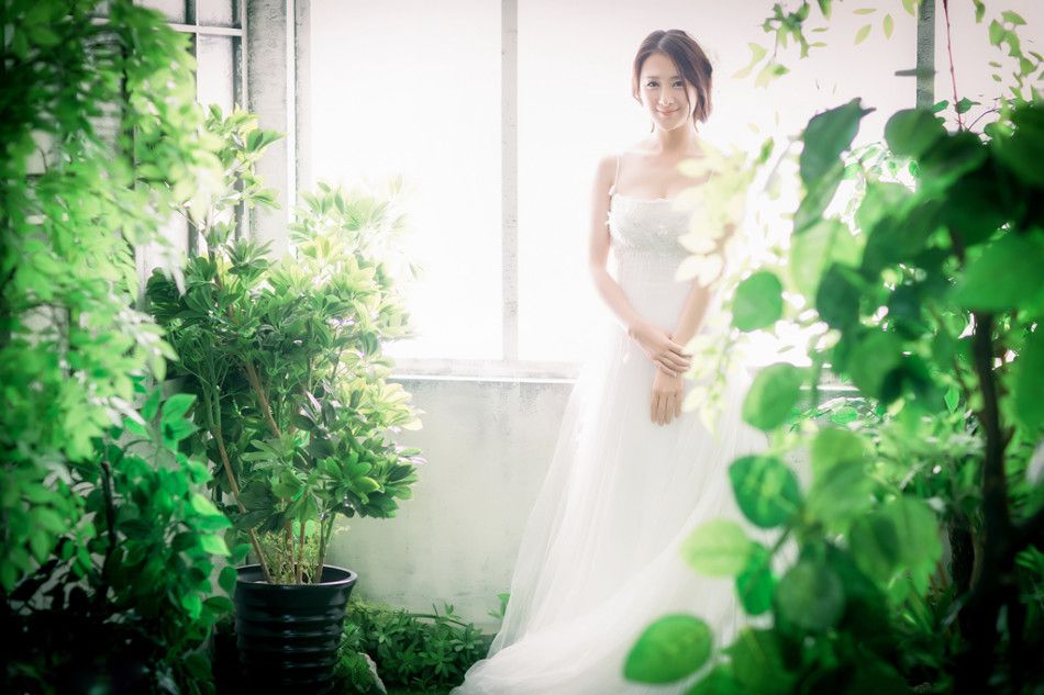 郑媛元室内婚纱礼服写真展甜美笑容