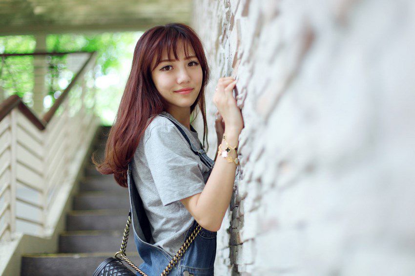 牛仔背带裤女孩户外清纯唯美图片