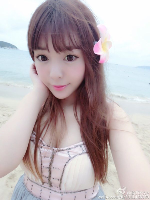 大眼萌妹子粉芭比VV微博自拍写真