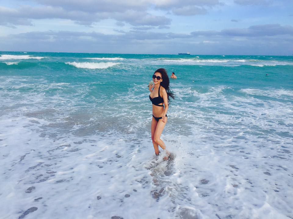 中国比基尼美女海边波涛汹涌图片