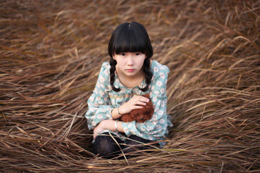 邻家女孩与萌宠的郊外时光