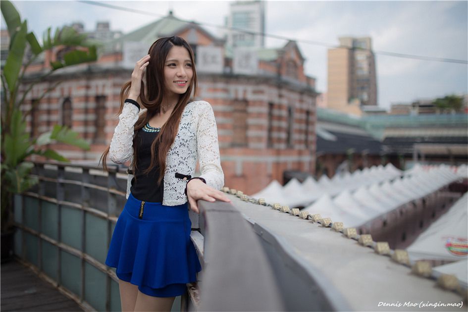 清纯校花蔡译心街头写真秀骨感身材