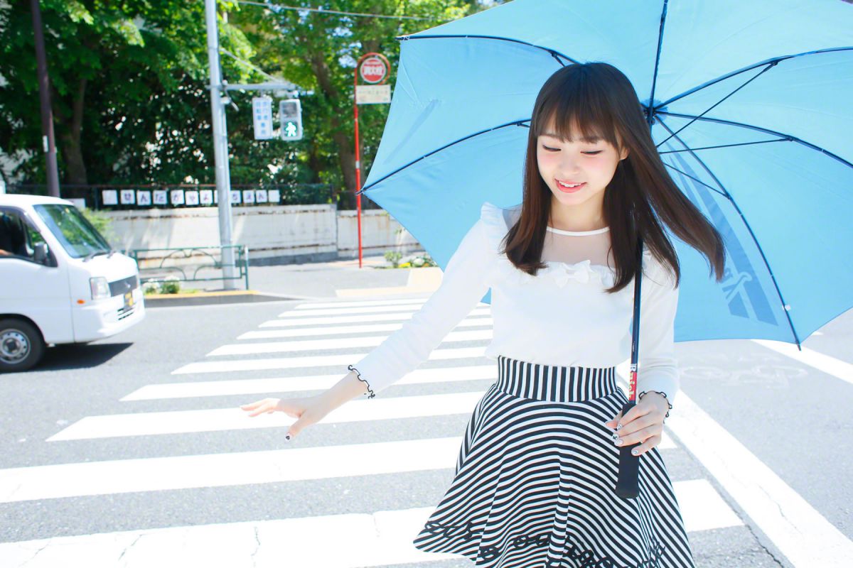 日本女优佐藤利奈超短裙街拍大片