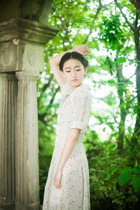 可爱少女碎花连衣裙唯美外拍照