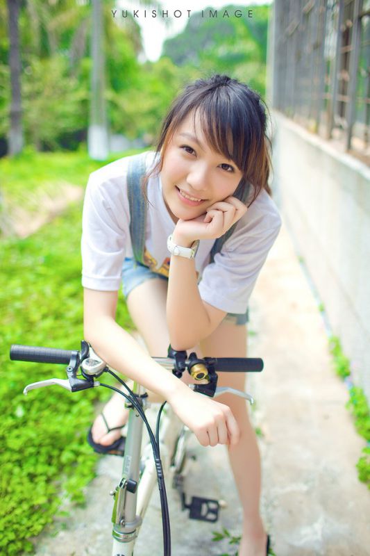清纯萌妹子夏日牛仔背带裤写真图片