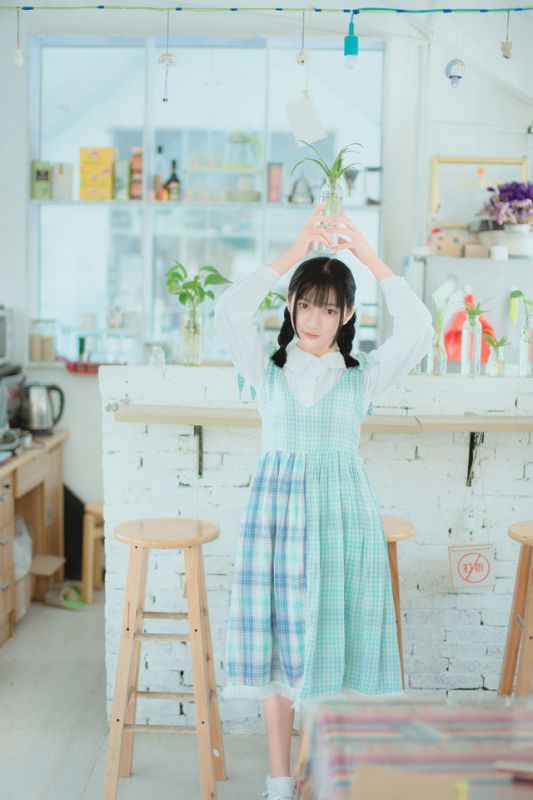 90后素颜美女室内小清新美照