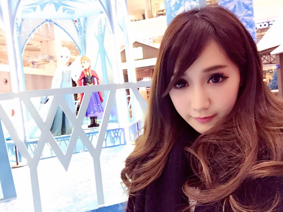 90后电玩美女黄容安性感卖萌自拍照