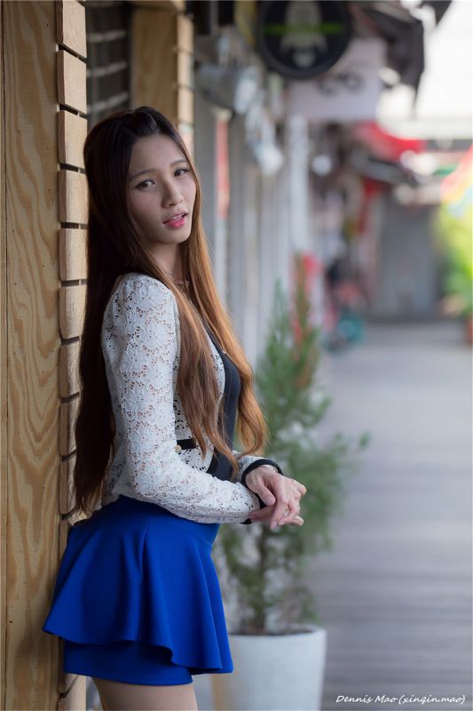 清纯校花蔡译心街头写真秀骨感身材