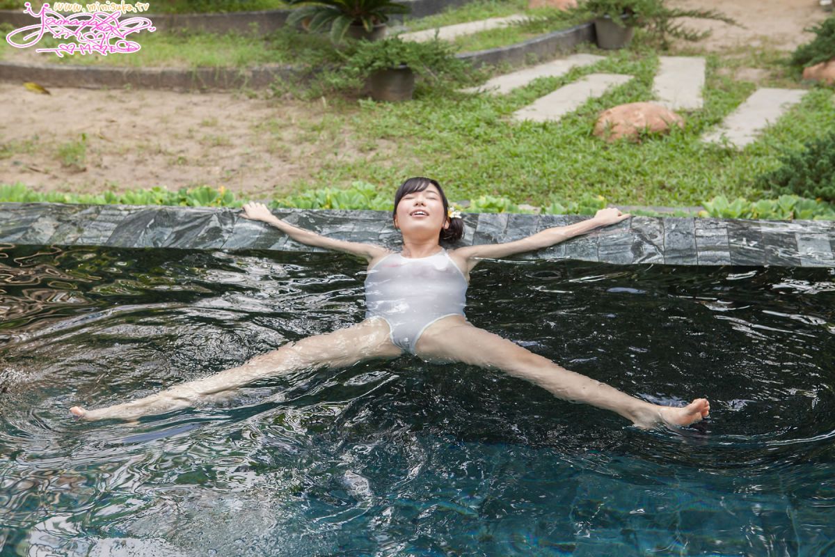 日本丰满美女山中知惠泳装湿身写真