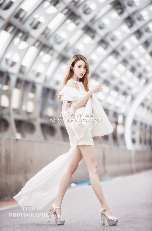气质美女辛楠兔兔街头唯美写真套图