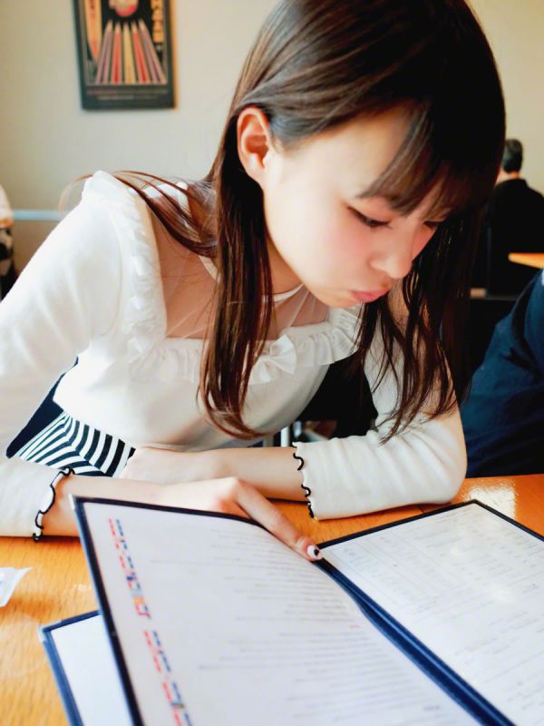日本女优佐藤利奈超短裙街拍大片