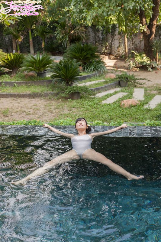 日本丰满美女山中知惠泳装湿身写真