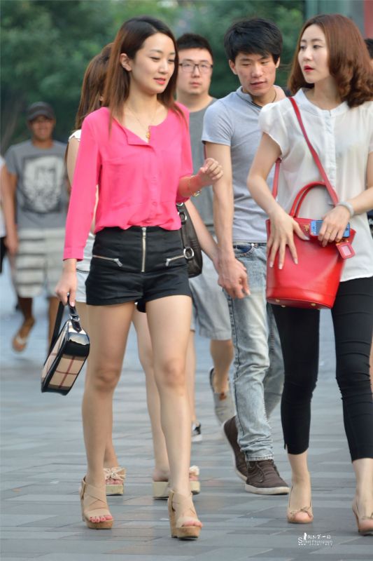 长发美女闺蜜街拍秀迷人大长腿