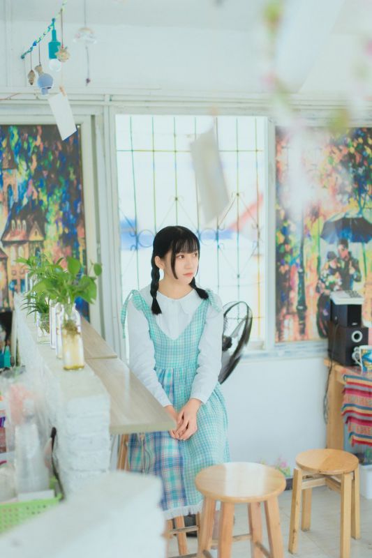 90后素颜美女室内小清新美照