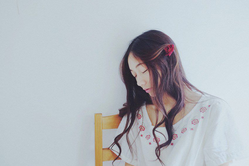 长发美女夏日街头小清新图片